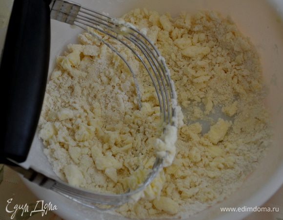 Приготовим топпинг.Муку и сахар перемешаем.Добавим слив.масло порезан.кусочками и порубим все вместе ножом до крошки. 