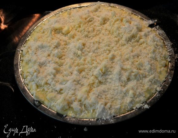 Разогреем духовку до 180гр.
Выложим топпинг поверх торта.Разровняем и поставим в духовку на 75мин.