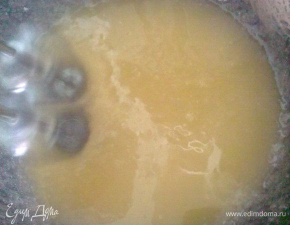 В большом сотейнике взбейте масло с сахаром. 