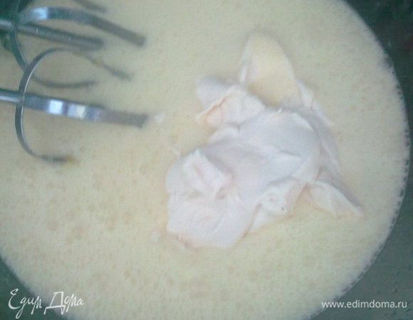 Затем, взбивая, добавьте сок и цедру, ванильный экстракт и сливки.