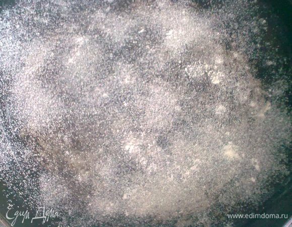 Форму смазать маслом сливочным, и я еще присыпаю манкой, так не прилипает.