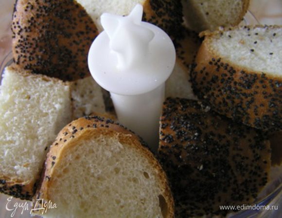 Черствый хлеб (у меня булочки с маком)поместить в среднюю чашу блендера,