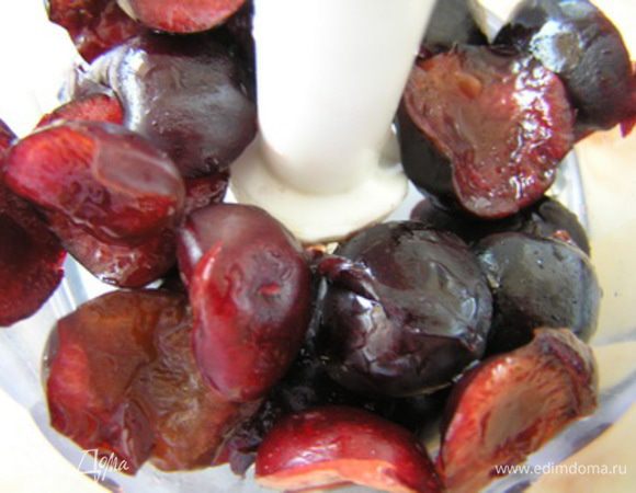 Черешню вымыть, вынуть косточки, поместить в малую чашу блендера,