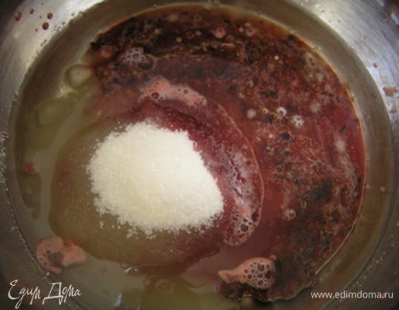 Черешневое пюре перелить в миску, добавить яблочный сок, соль, сахар и растительное масло, перемешать.