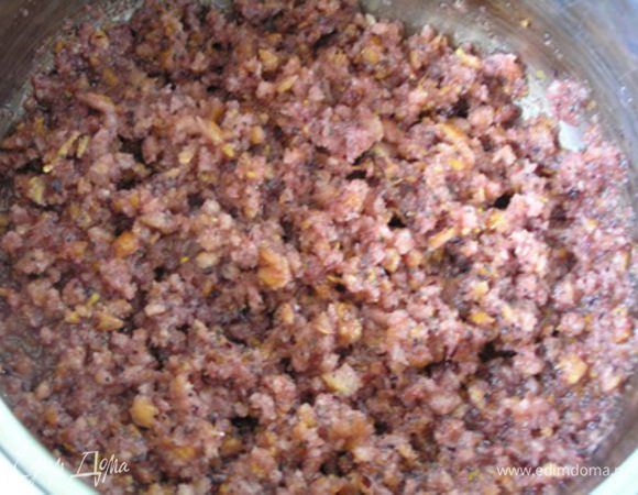 Затем всыпать крошку и корицу, все хорошо перемешать.