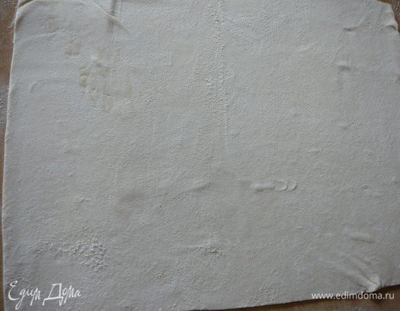 Тесто раскатать в прямоугольник.