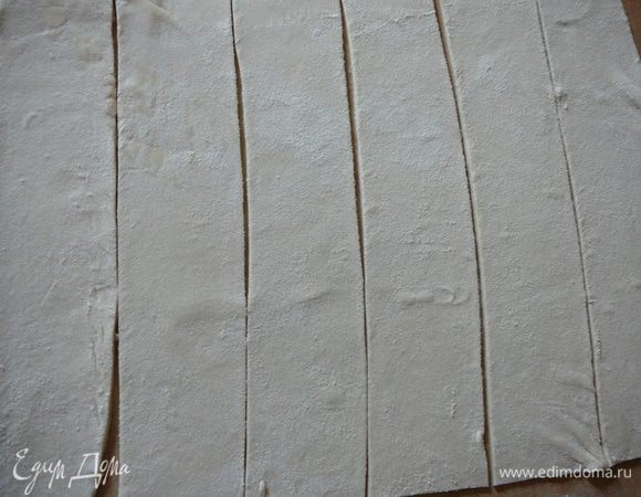 Нарезать на одинаковые полосы, шириной около 5 см.