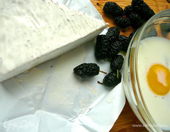 Подготовить сыр (натереть на мелкую терку), ягоду вымыть и обсушить, яйцо взбить с молоком.