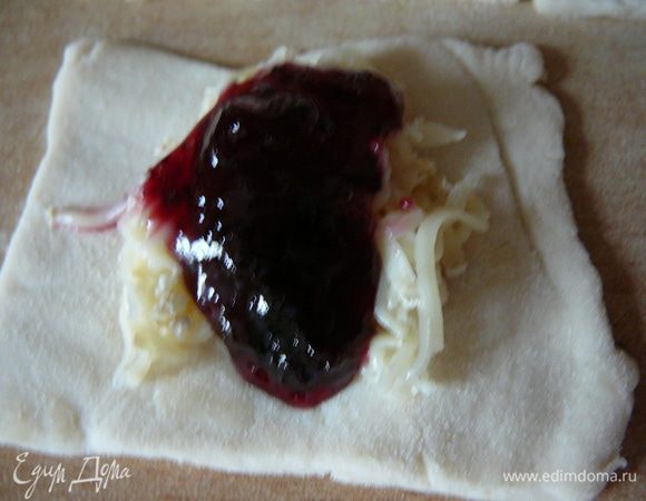 Или поверх сыра немного джема.