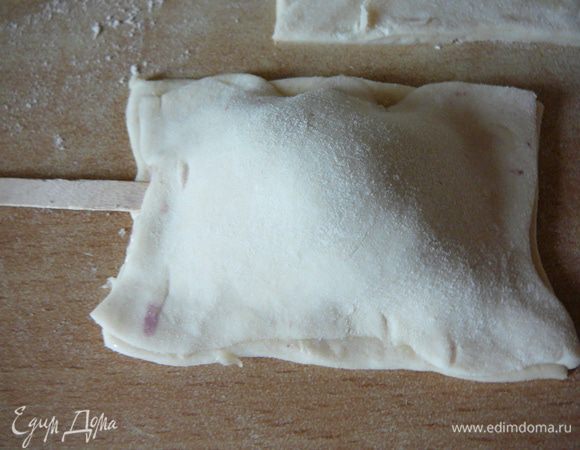 Берем второй прямоугольник, так же растягиваем стороны и накрываем прямоугольник с начинкой.