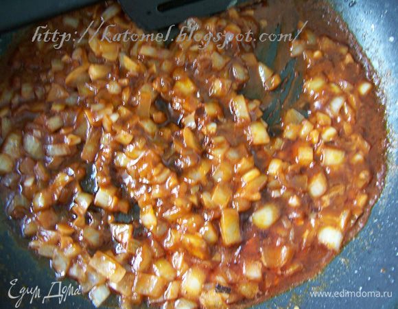 Для соуса лук порезать и поджарить на растительном масле до золотистого цвета. Добавить мелко нарезанный чеснок, паприку, соль. 