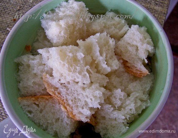 Хлеб замочить в бульоне. 