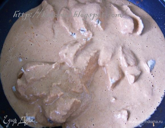 К орехам в блендер добавить хлеб с бульоном, лук и измельчить все до однородной консистенции. При необходимости добавить бульон, консистенция должна быть похожа на сметану. Куриное филе нарезать на кусочки, выложить в сковороду, залить все соусом и тушить на медленном огне 10 минут. 