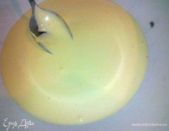 отделить желтки от белков,растереть желтки с пудрой до увелечения массы