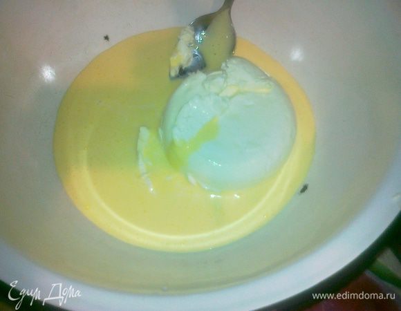 добавить маскарпоне в желтки и перемешать до кремообразного состояния