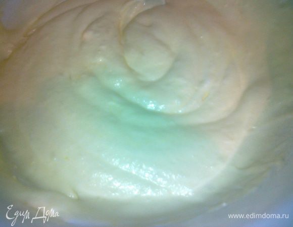 взбить белки до мягких пиков и перемешать с желтками