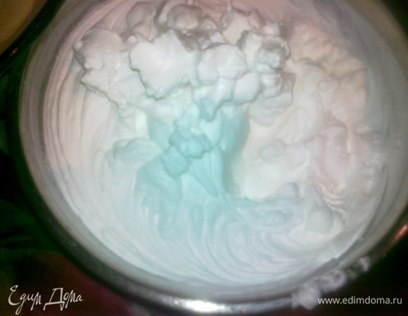 взбить сливки до устойчивых пиков и вмешать в наш крем