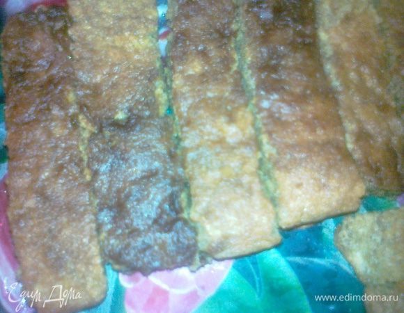 взять бисквитные печенья и по одному быстрыми движениями окунуть в кофе и выложить в форму друг другу,так по всему дну формы