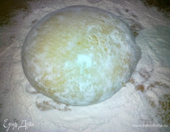 яйца и минералку смешать добавить соль и ванильный сахар перемешать и замесить крутое тесто