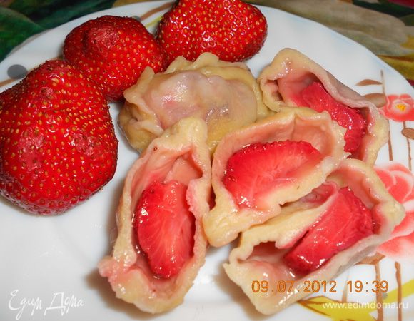 так слепить все равиольки и сварить в слегка подсоленной воде,варить время от времени помешивать пока не всплывут,как всплывут проварить 3-4минутки и готово,можно подавать со сметанкой