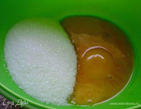 Желтки растереть с сахаром. 
