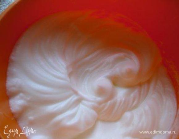 Белки взбить в пену с щепоткой соли.
