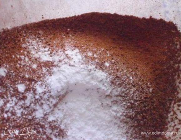 Муку просеять вместе с какао и разрыхлителем.
