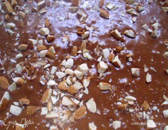 Дно разъемной формы (у меня диаметром 28см) выстелить пекарской бумагой, вылить тесто, посыпать крупно порубленным миндалём и выпекать около 45 минут при температуре 170 С.
