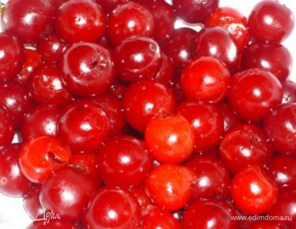 Вишню помыть, перебрать, удалить косточки. У меня вишня была крупная, поэтому я разрезала ягодки пополам. 
