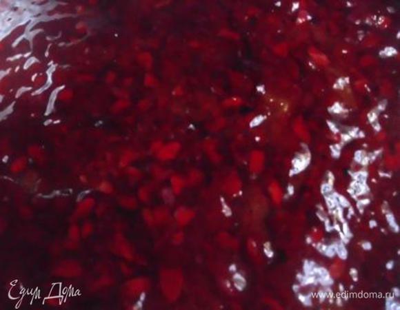 Готовый и остывший корж освободить от бумаги и поместить обратно в форму. Сверху равномерно распределить вишневое желе. 