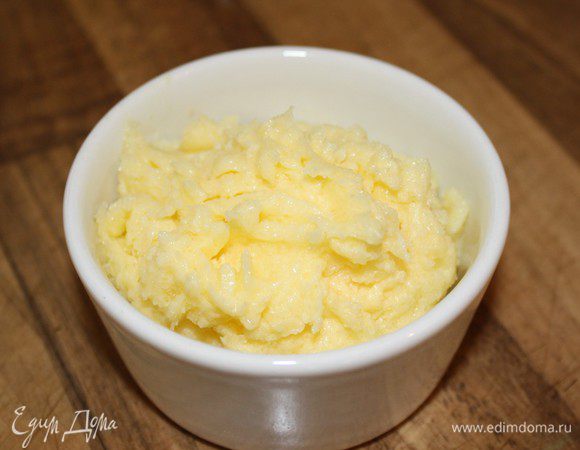 Для начинки смешать масло с сахаром и солью и убрать в холодильник.