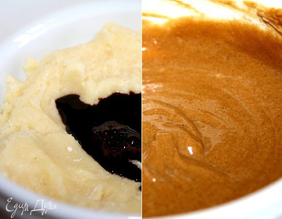 В это время приготовить кофейное покрытие. Для этого растереть масло с сахаром, добавить яйцо, а затем и муку. Растворимый кофе развести в горячей воде (или сварить очень крепкий кофе) и, по желанию, смешать с кофейным ликёром или кофейной эссенцией. Переложить крем в целлофановый (или кондитерский) мешок и убрать в холодильник. Перед использованием у мешка срезать небольшой уголок.