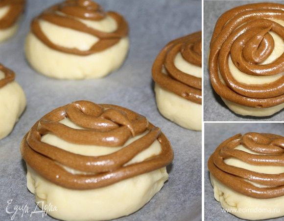 Поднявшиеся булочки щедро покрыть кофейным кремом. Традиционно в пекарне из кондитерского мешка выдавливают крем на булочки по спирали.