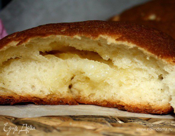 Выпекать при 200*С около 15 минут. Кофейный крем покроет булочку полностью. Готовые булки достать из духовки и немного остудить при комнатной температуре. Кофейная корочка станет хрустящей, а масляная начинка немного остынет. Подавать тёплыми или очень тёплыми с молоком, чаем или кофе. Приятного аппетита!