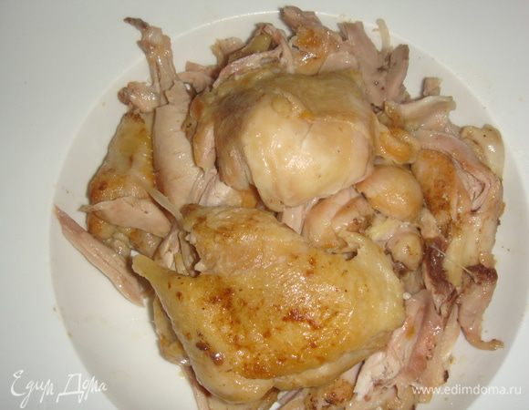 куриные бедрышки замариновать в майонезе,пожарить в сковороде или запечь в духовке.дать остыть и отделить от кости.