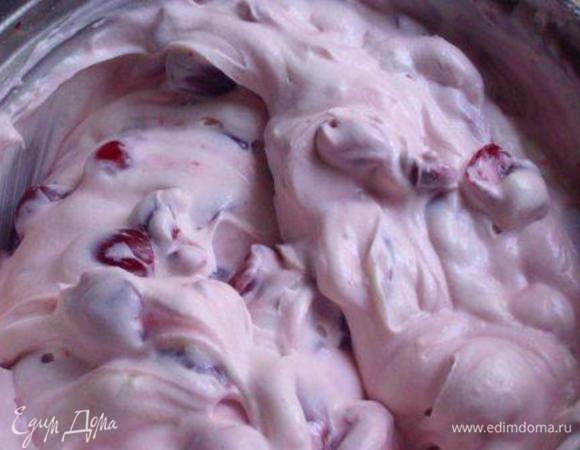  Осторожно ввести в крем ягоду и ликёр.