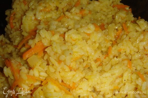 приготовить рис.на растительном масле поджарить лук,морковь,чеснок. добавить в рис поджарку,приправу для плова,сварить рис.