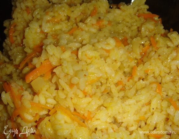 приготовить рис.на растительном масле поджарить лук,морковь,чеснок. добавить в рис поджарку,приправу для плова,сварить рис.
