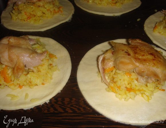 готовим тесто.в теплое молоко добавить дрожи,щепотку соли,растительное масло,муку.замешиваем тесто(муки берем столько штоб тесто было не сильно твердое но отставало от рук).даем 1час отстояться.затем раскатываем тесто,делаем кружки(я делала пластмасовым судочком)на средину каждого кружка выкладываем рис,сверху мясо