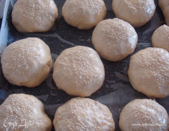 противень застилаем бумагой для выпечки.смазываем маслом.слаживаем наши булочки защипом в низ.смазываем яйцом и посыпаем кунжутом.