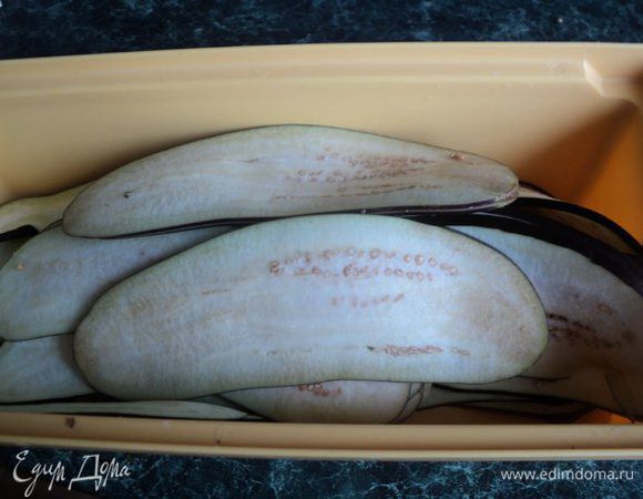 Баклажаны порезать тонкими пластинками ( 3мм). Залить соленой горячей водой на 10мин, чтобы ушла горечь и пластинки стали мягче. Затем промыть баклажаны холодной водой.