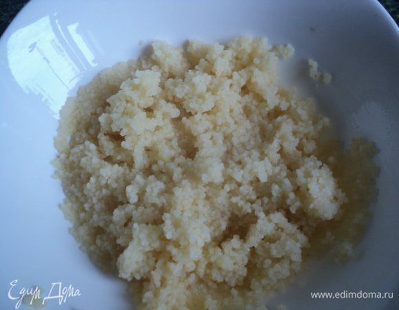 Кус-кус залить горячей водой ( 100гр) и дать набухнуть в течении 5 мин.