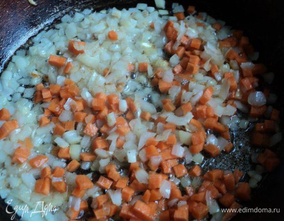 Луковицу мелко порезать и припустить на растительном масле до мягкости. Добавить нарезанную мелким кубиком морковь и пассировать 5-7 мин.