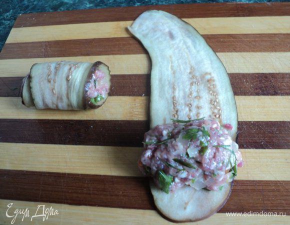 На пластинку баклажана положить начинку и свернуть рулетиком.