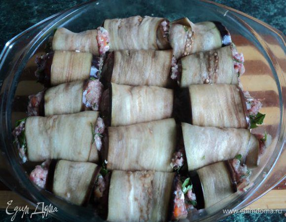 Рулетики уложить в сотейник или, как у меня, термостойкую стеклянную форму. 