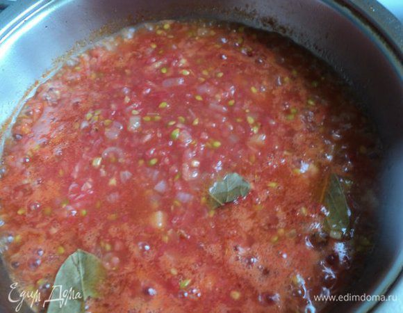 Подготовить заливку: вторую луковицу мелко порезать, пассировать на оливковом масле, добавить протертые на терке помидоры, сахар и соль по вкусу, лавровый листик.