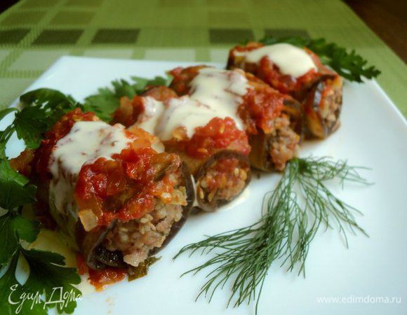 Подавать рулетики, полив соусом и сметаной. Приятного аппетита!