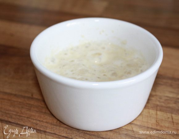 Дрожжи с 1 ч.л. сахара распустить в тёплой воде, убрать в тёплое место на 5-7 минут до увеличения объёма.