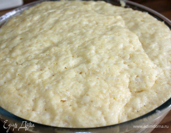 В просеянную с сахаром и солью муку добавить масло, дрожжи и молоко. Прикрыть миску влажным полотенцем или пищевой плёнкой и убрать в тёплое место на 40-50 минут. 