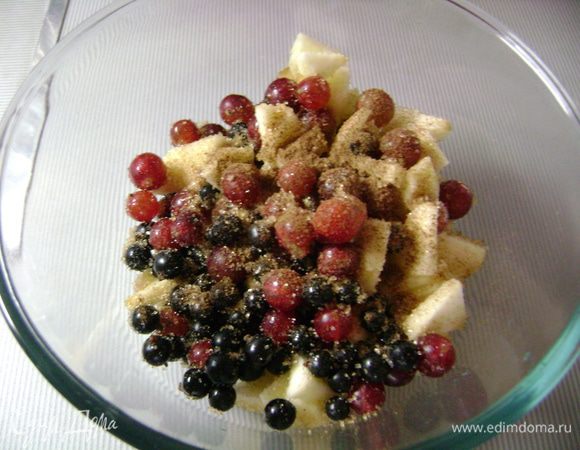 Ягоды помыть, перебрать, обсушить. Яблоки очистить от сердцевины и кожуры, нарезать небольшими ломтиками. Посыпать сахаром и корицей, перемешать и оставить на 10 мин. 